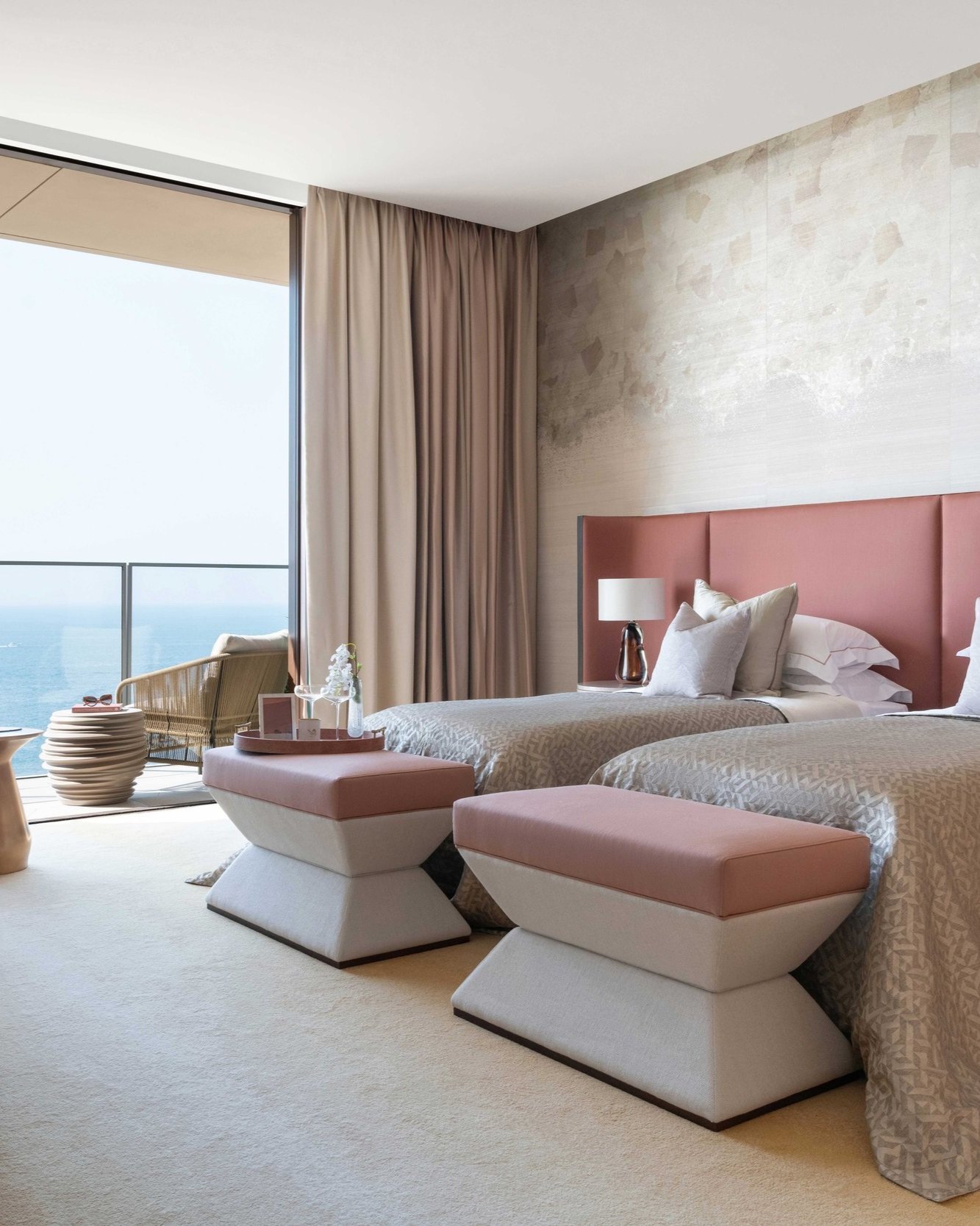 accouter_atlantis_the_royal_residences_guest_bedroom_2_032.jpg