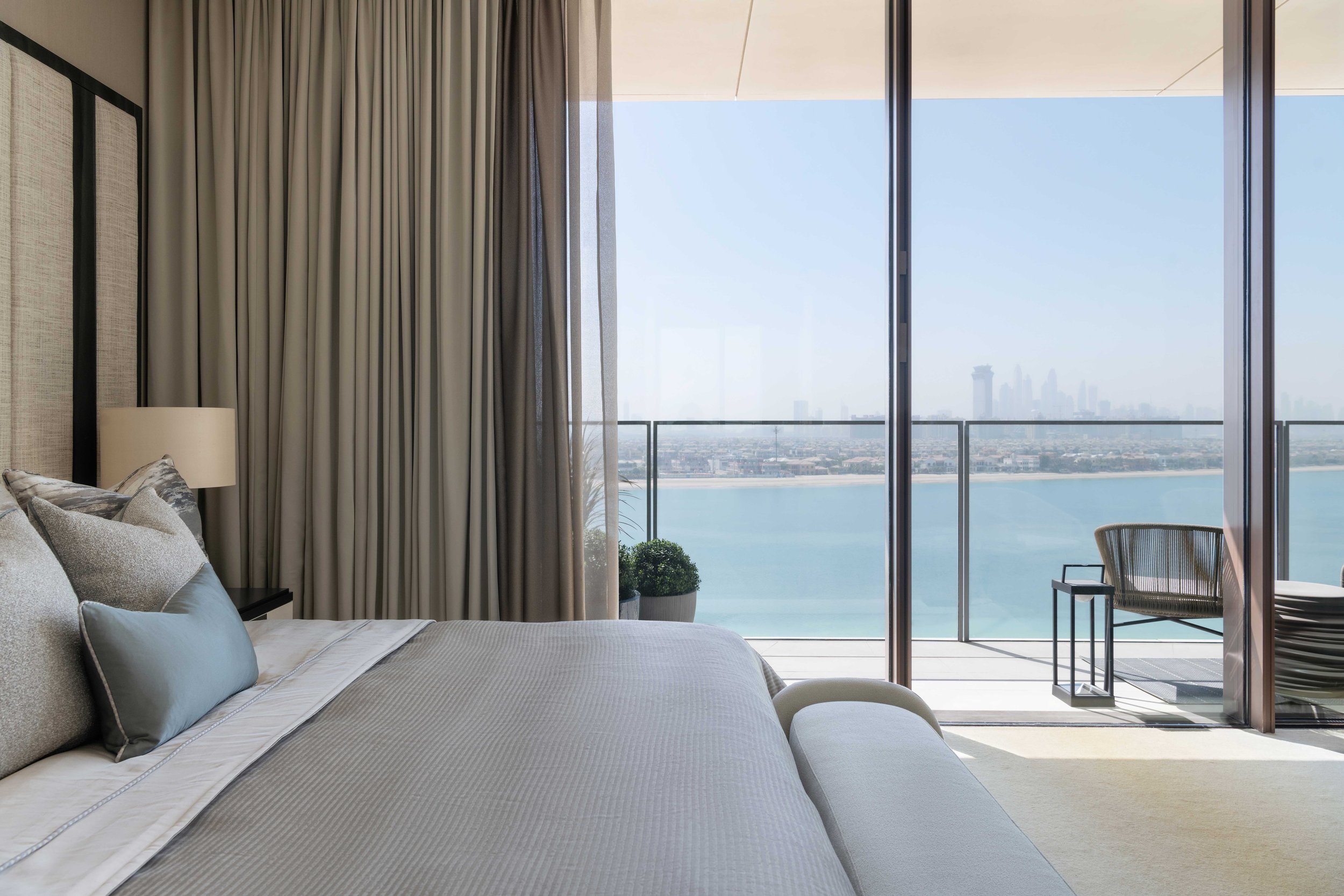 HOW TO CHOOSE FURNITURE  FOR HOT CLIMATES: DESIGN TIPS  FOR DUBAI HOMES