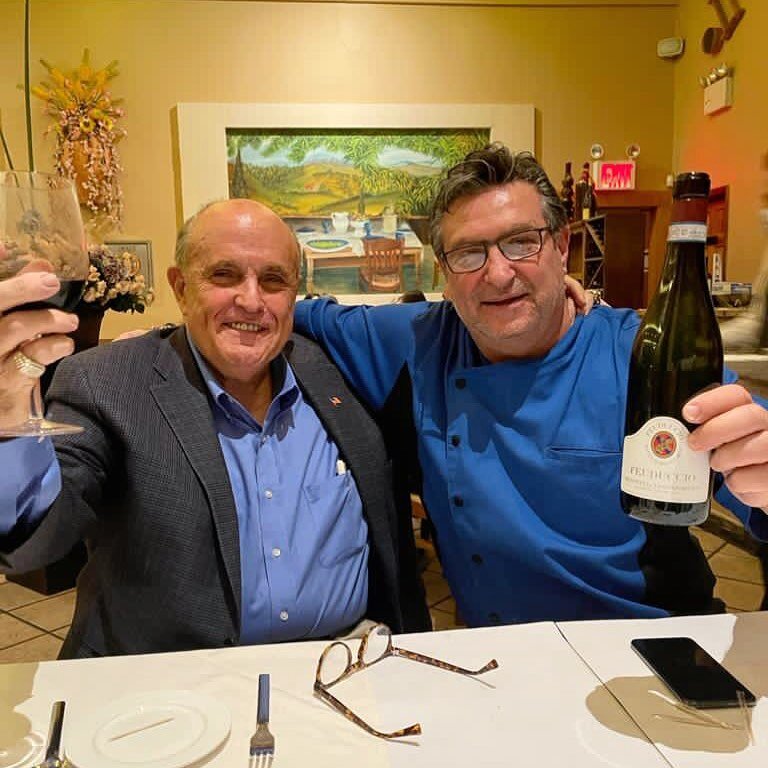 Directly from #NewYorkCity 🏙🍎, our fellow countryman @sacramoner hosts distinguished guests at his amazing restaurant &bull; in the photo 📸, he is toasting next to @therudygiuliani with our Montepulciano Feuduccio!
&bull; &bull; &bull; &bull; &bul