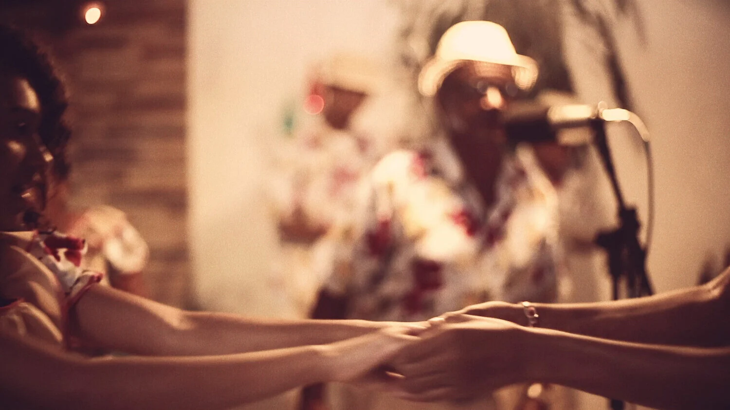 7+-+Coco+Trupe%CC%81+-+%5B5%5D+Medley+-+Music+Video+Screenshot_13++JPG+1500px%29.jpg