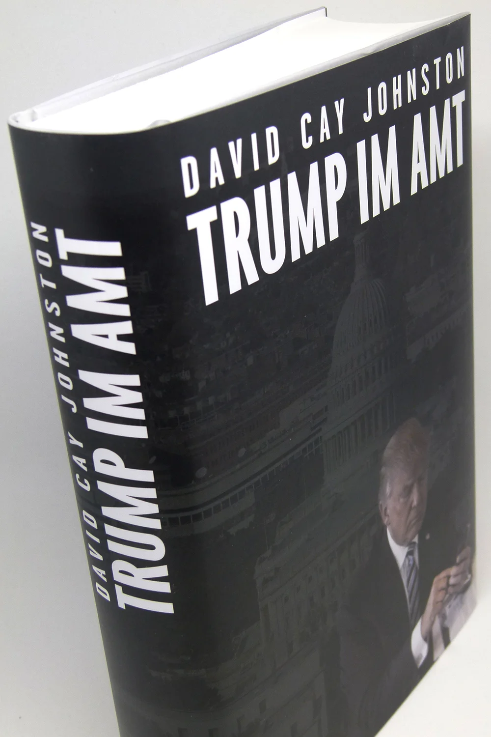 Trump_Amt_schraeg.jpg