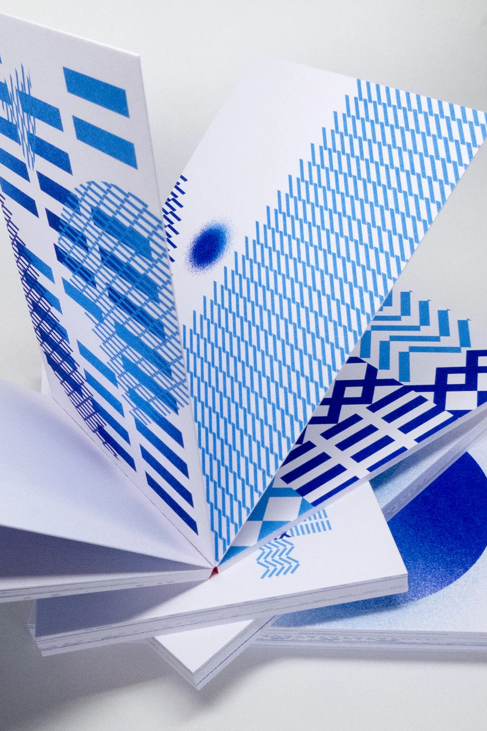 Block_Blau_Blaettern_hoch_2.jpg
