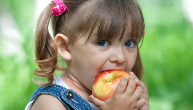 Maedchen-isst-Apfel-650x371-1-73167.jpg