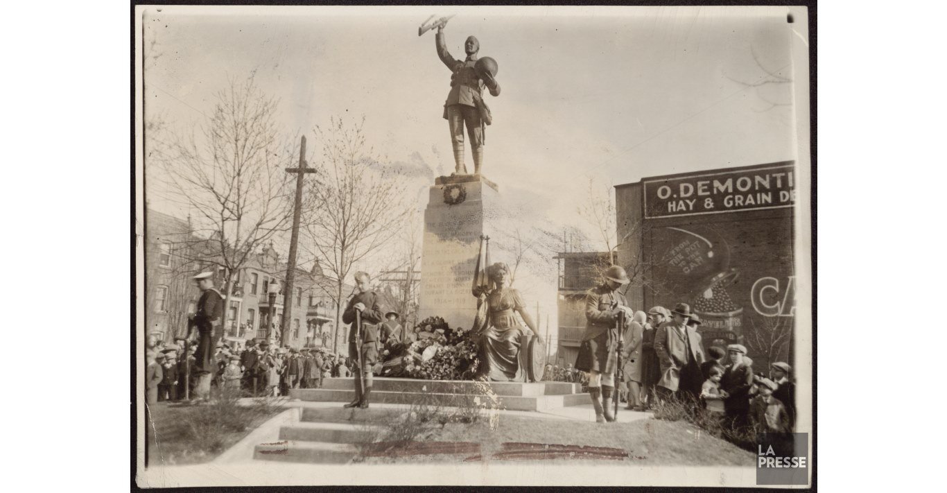Unveiling of the monument in its original location, Oct. 24, 1924.