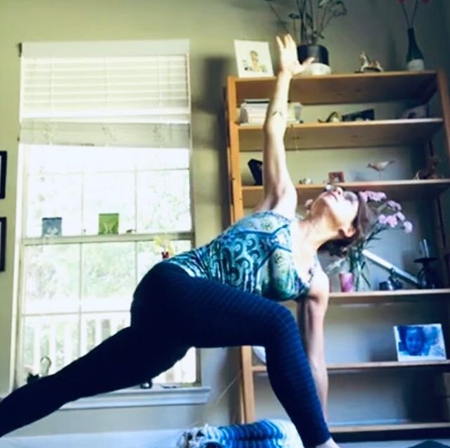 Yoga en espa&ntilde;ol para toda l familia en @mamagallinala martes y jueves de junio a ls 10 am tiempo del este :-)
Los espero!!! #meditativeflow #yoga #flow #meditate #breathe #joyofmovement