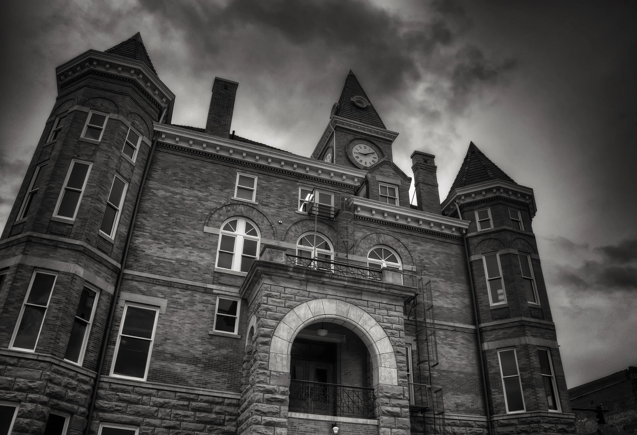 courthouse-back02-BW.jpg