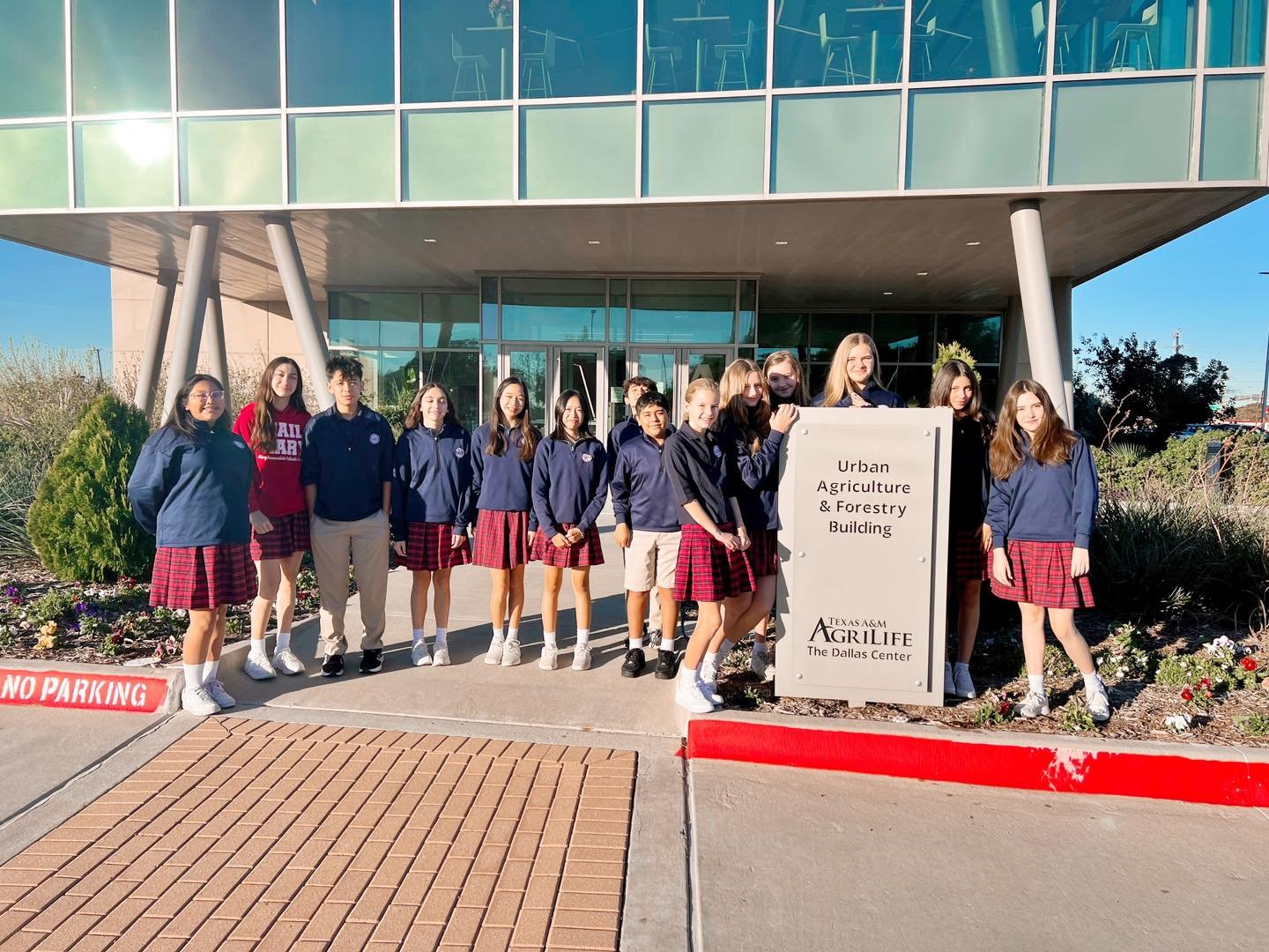 Earlier this week, our horticulture elective had the privilege of visiting @agrilifedallas.  They learned about the many systems that keep the facility functioning, experiments taking place within the greenhouses, taste tested black tomatoes and lett