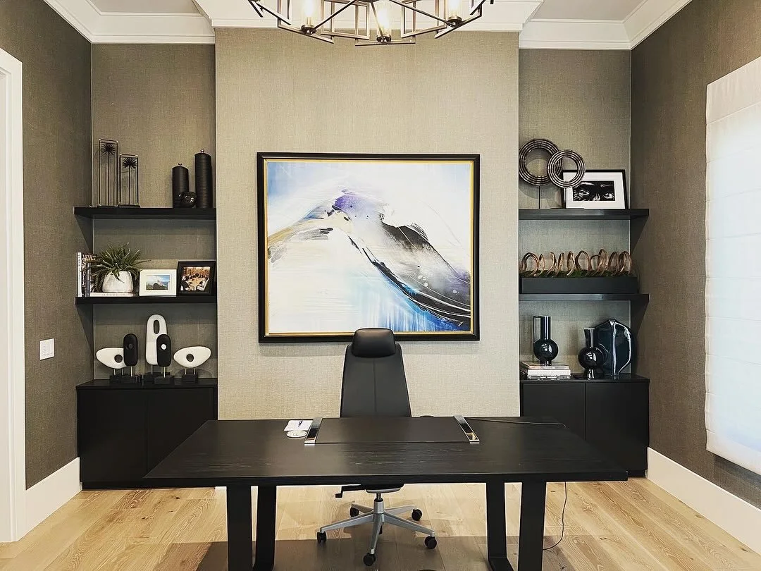 Where form meets focus. This tailored office blends moody tones, rich textures, and strong lines to create a space that feels grounded and refined. 

&bull;Interior Design: KAM Interiors 
&bull;Art: Hyde Park Fine Art 

#homeoffice #interiordesign #s