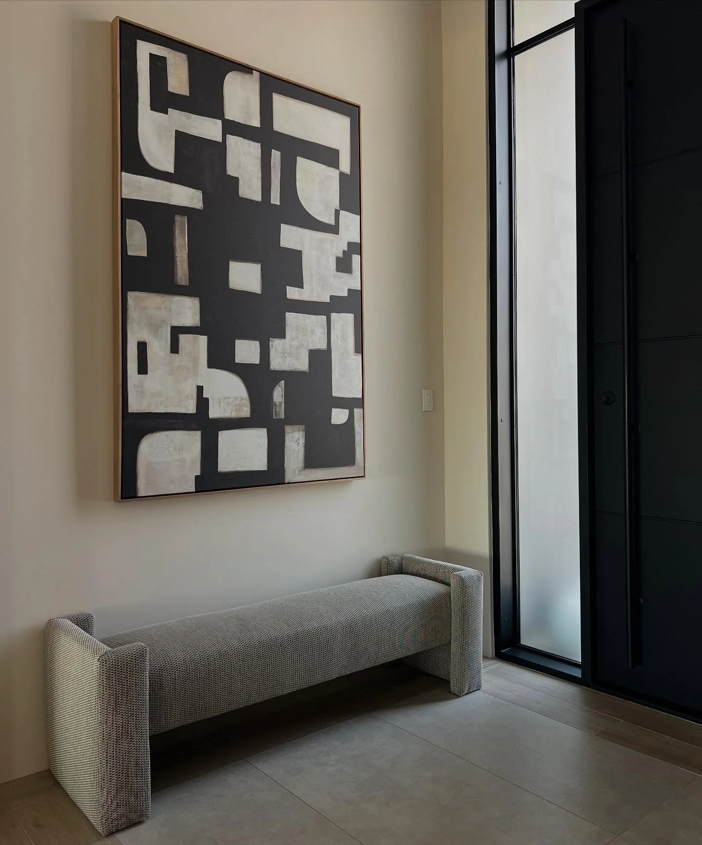 Monochrome Moment 
&bull;Interior Design: KAM Interiors 

#entryway #interiordesign #scottsdaleinteriordesigner #arizonainteriordesign #findbeautyineverything