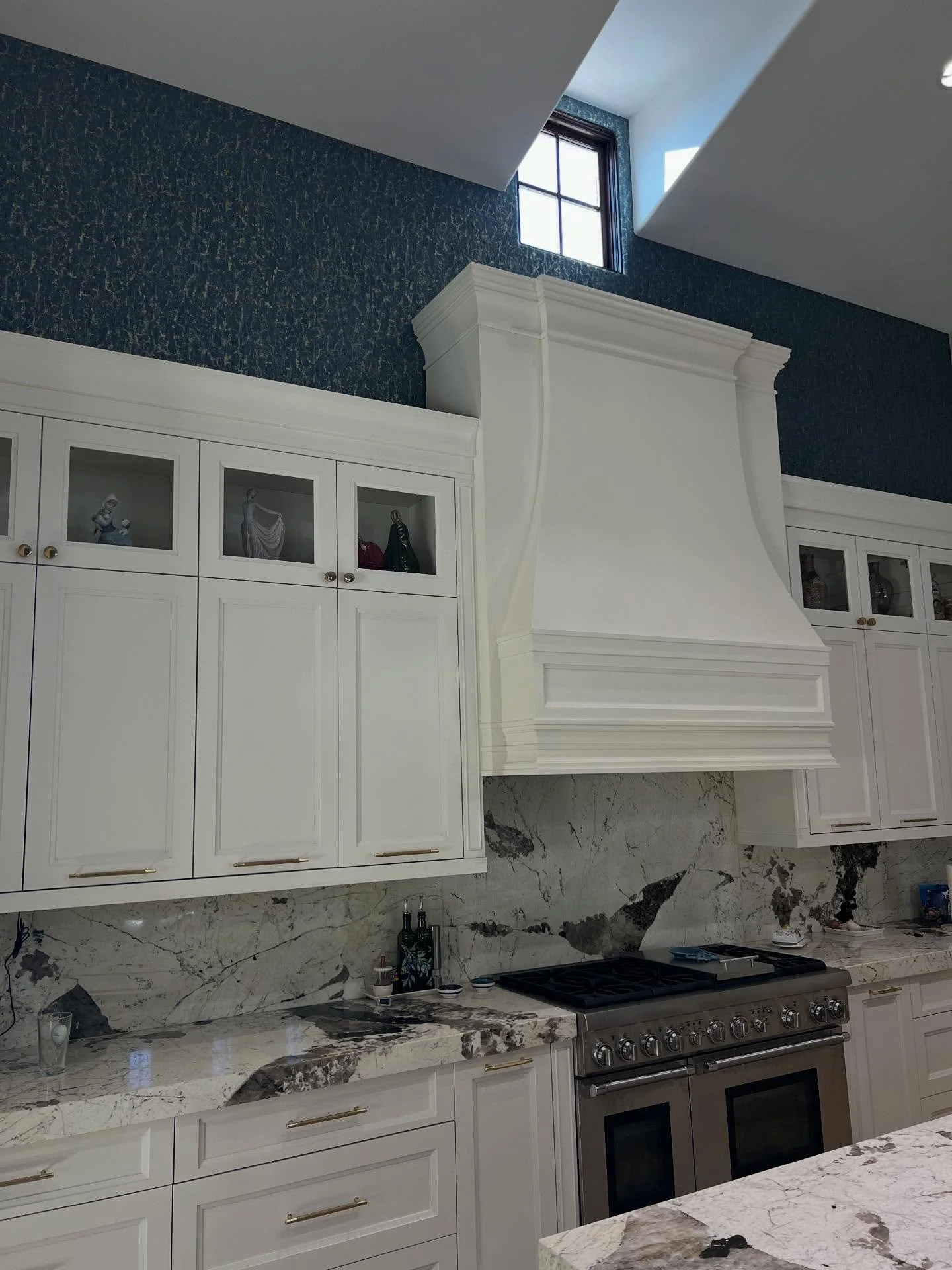 Pop of blue by the best! @kevin.onthemarkwallcovering 

#interiordesign #kitchendesign #scottsdaleinteriordesigner #arizonainteriordesign