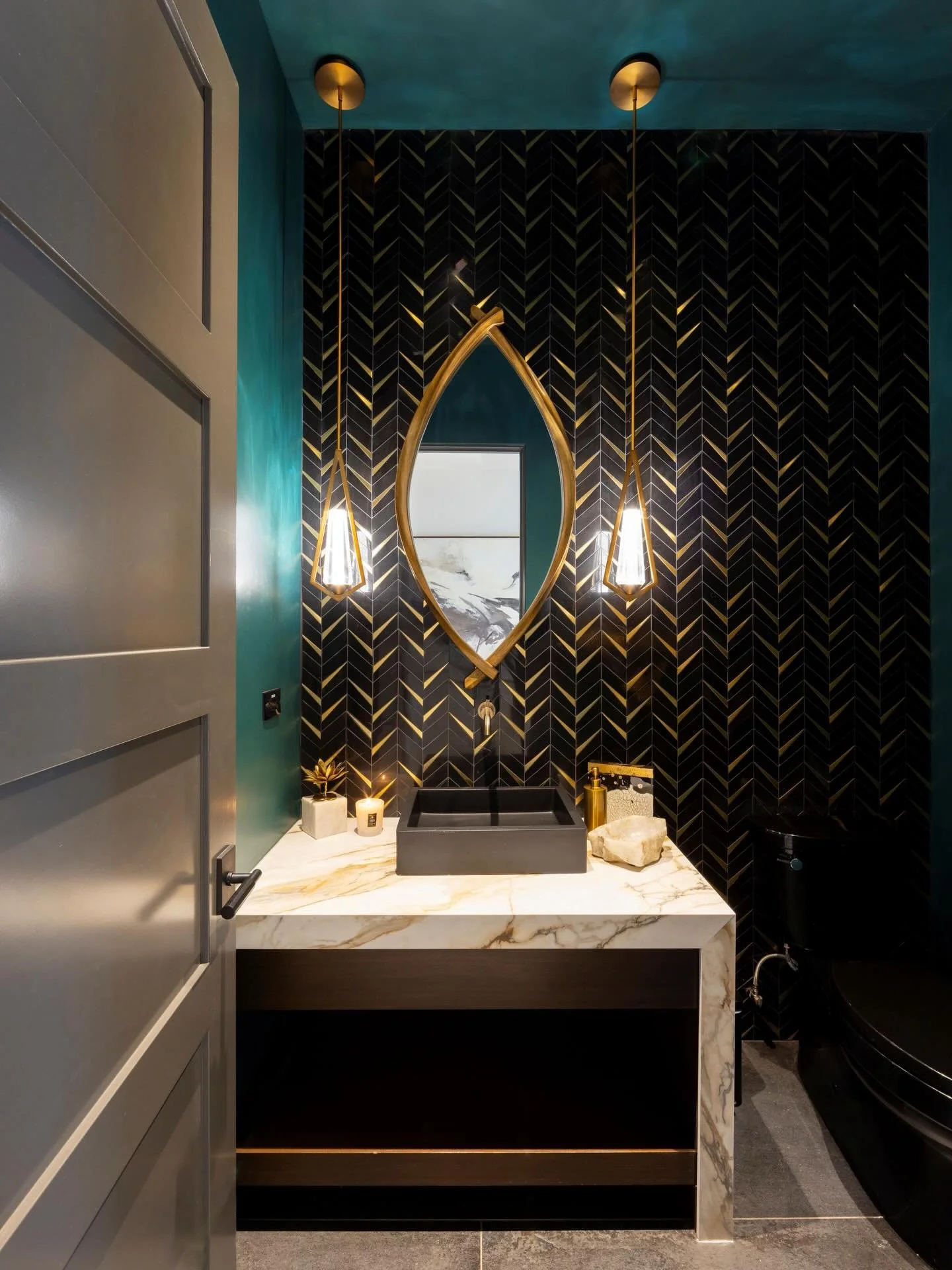 Small space, maximum drama-because powder rooms should never play it safe! 

#powderroomdesign #interiordesign #scottsdaleinteriordesigner #arizonainteriordesign #findbeautyineverything