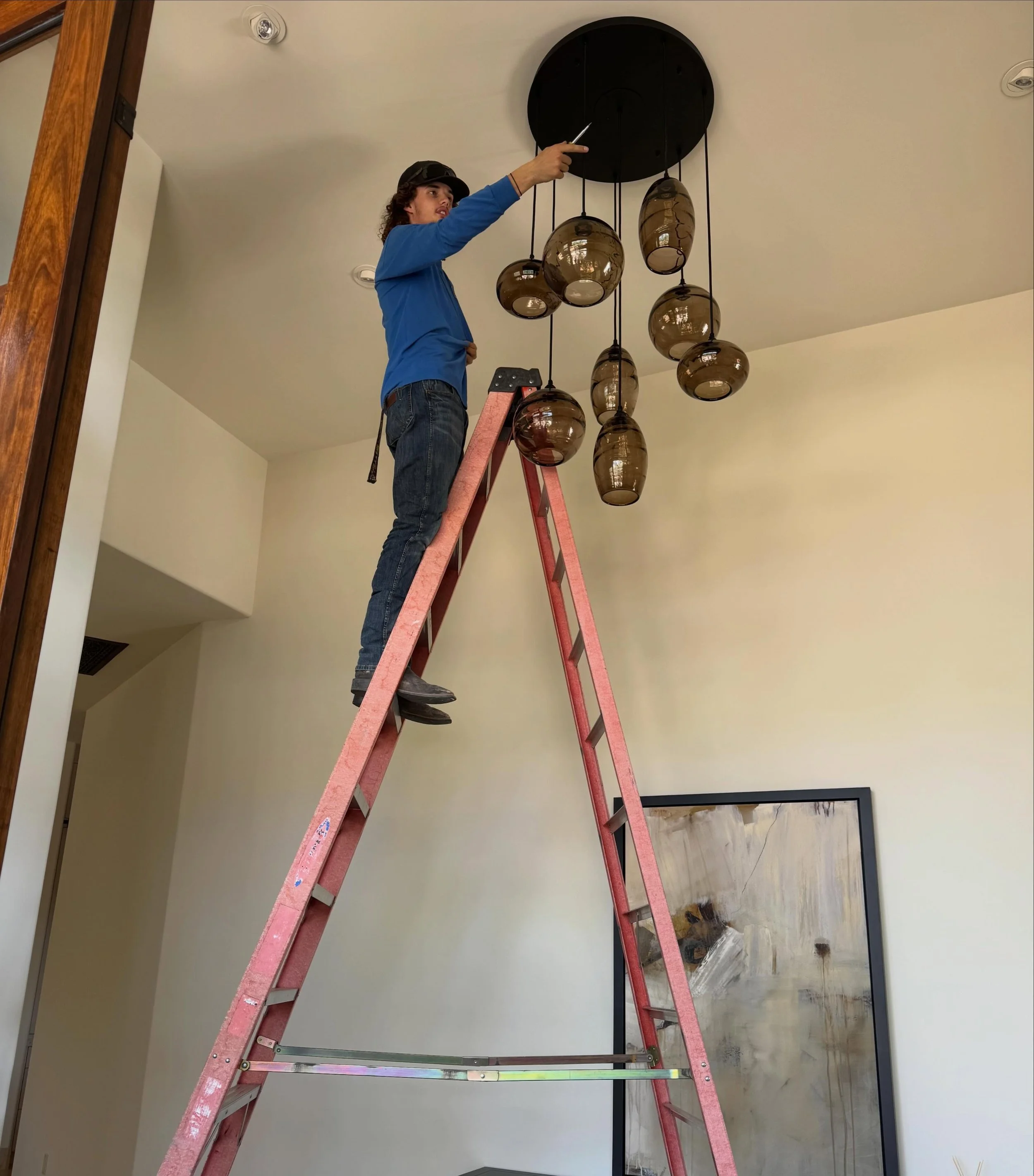 Perfectly random multi-pendants don&rsquo;t happen by accident! We love meeting with the team on install day to direct the exact placements and heights of each pendant. 

#interiordesign #scottsdaleinteriordesigner #arizonainteriordesign #findbeautyi