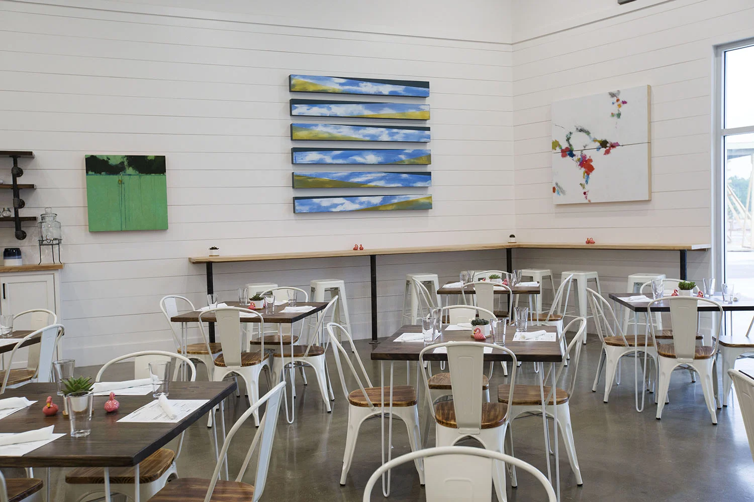 wide_tableandchairs.jpg