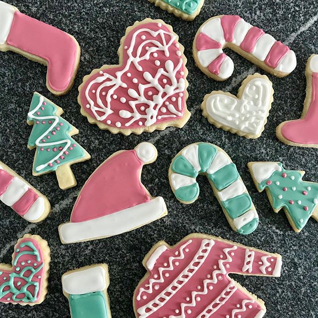 Christmas cookie time! 🎅🏼🎄☃️
.
I haven&rsquo;t decorated cookies in almost a year now and I missed it! Of course I only had enough butter for one batch, but that&rsquo;s good because making the icing and decorating these took me about 4 hours last