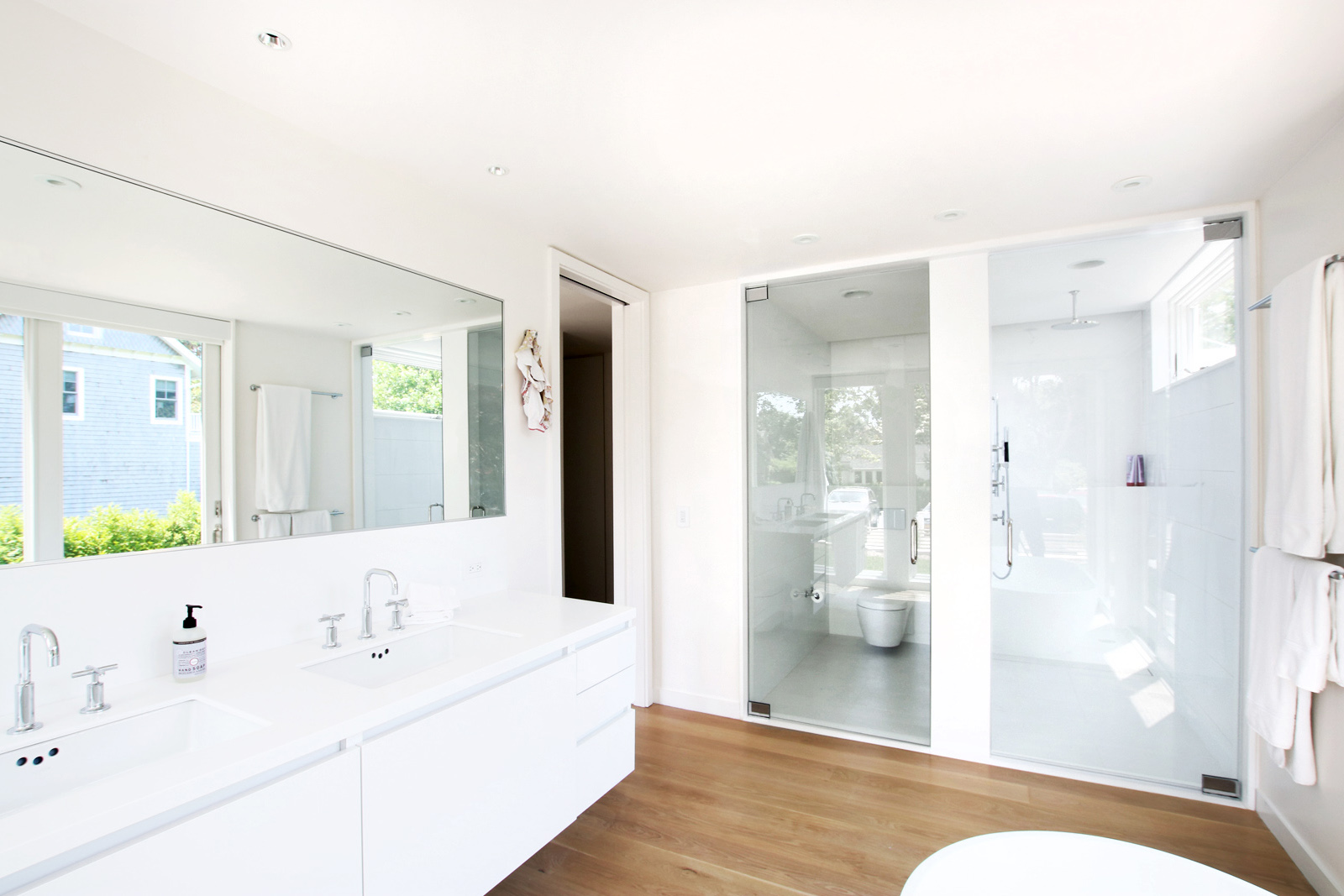 06_Bridgehampton House-master-bathroom.jpg