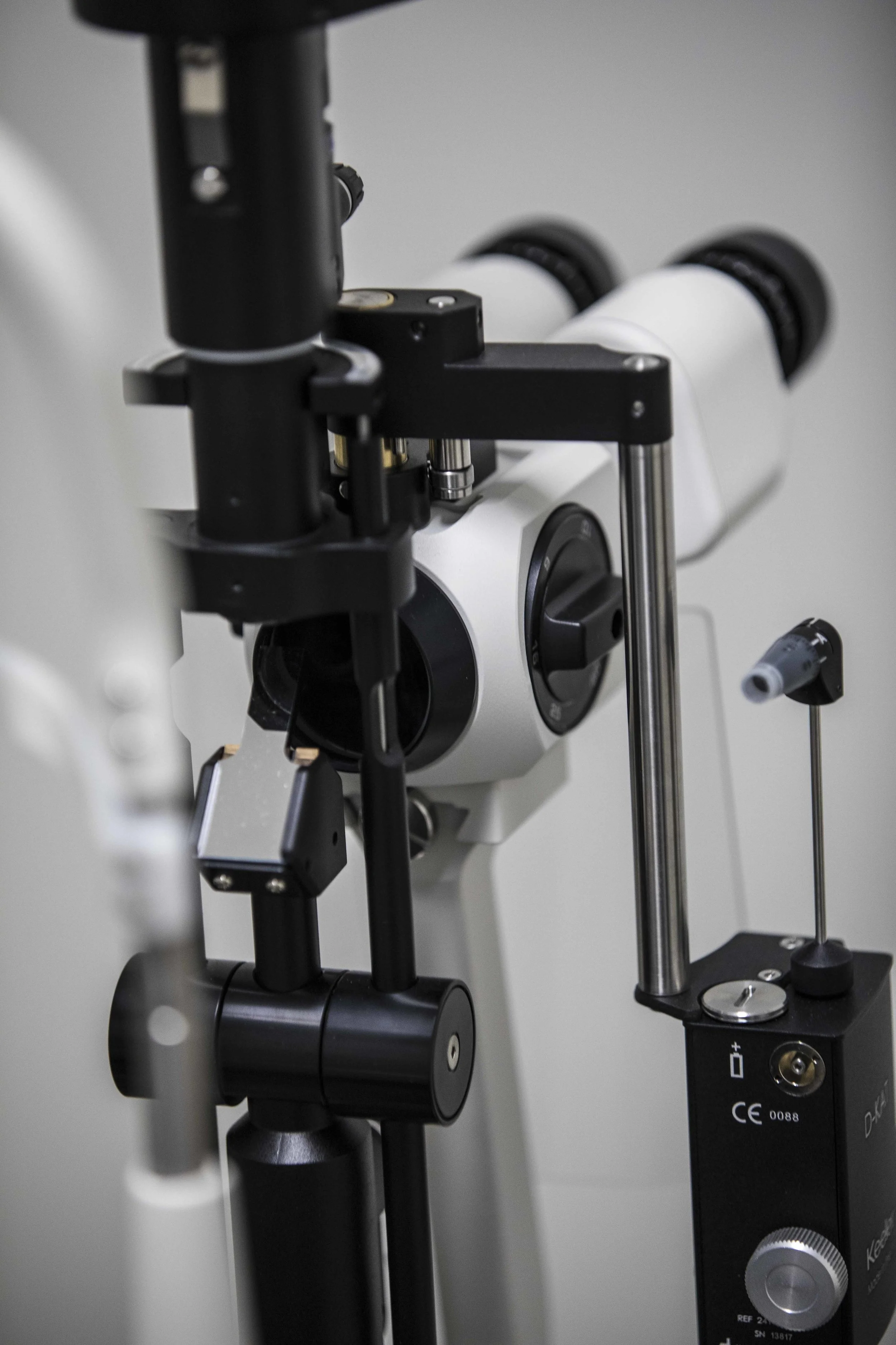 Slit lamp close.jpg