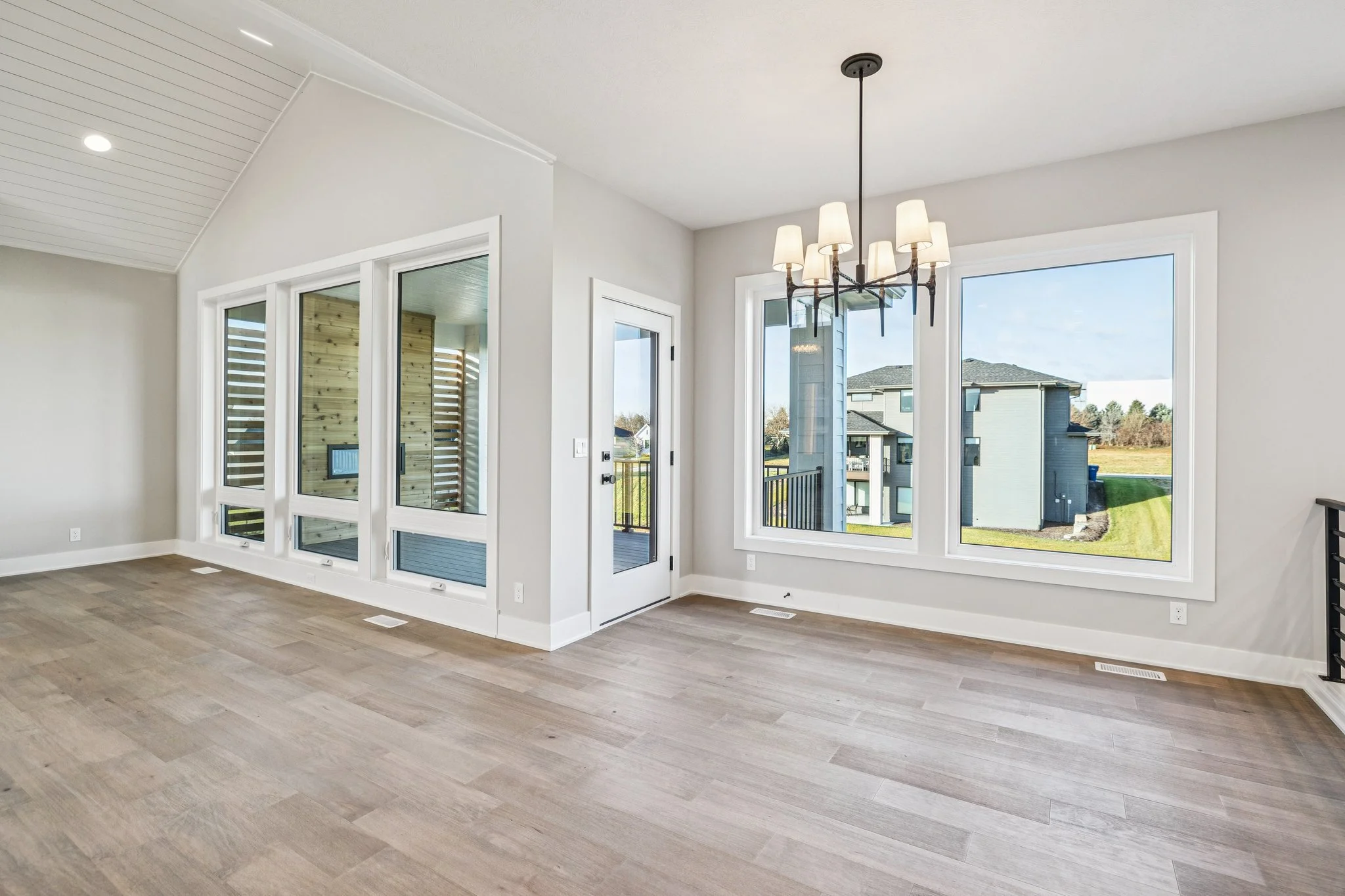 6-web-or-mls-7595 - 3306 S 212th St_006.jpg