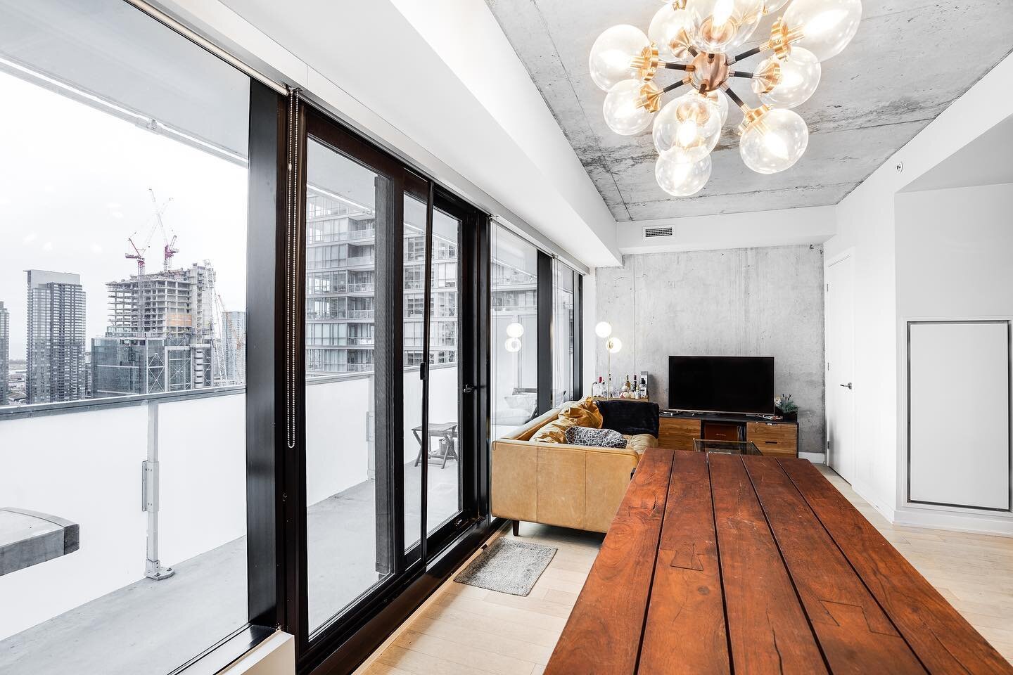 𝗡𝗘𝗪 𝗧𝗢 𝗠𝗔𝗥𝗞𝗘𝗧✨

KING CHARLOTTE CONDOS

All hail the king! It&rsquo;s easy to worship concrete 9-ft ceilings, wall-to-wall windows, a hard-to-find 172-sq.ft balcony with a bbq gas hook-up and unobstructed south views of the city. This light