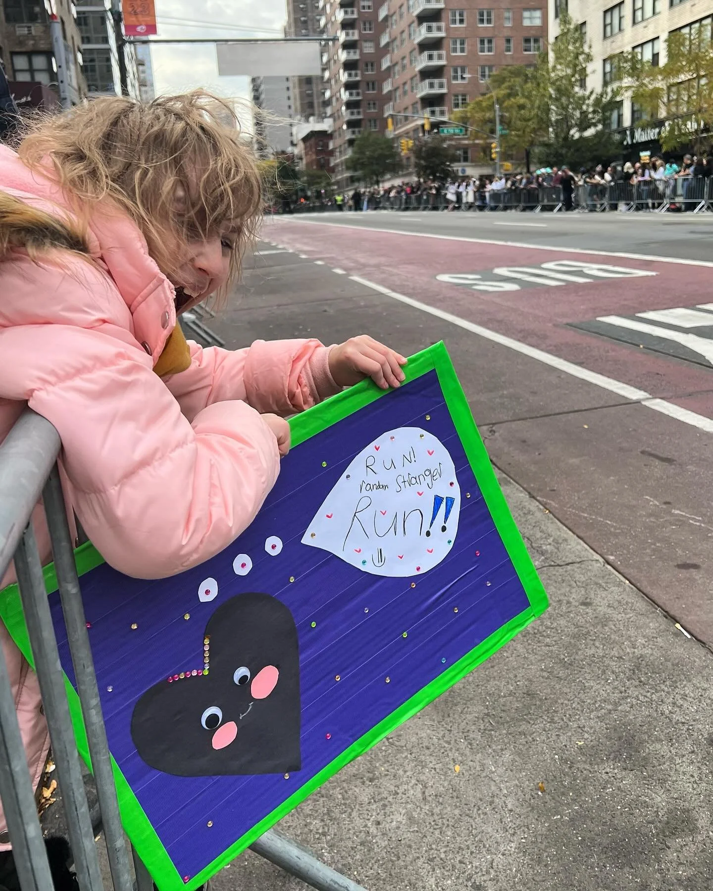 Run random stranger, RUN! 🏃&zwj;♀️ #whatisnewyork #nycmarathon #runforZeaJoli
