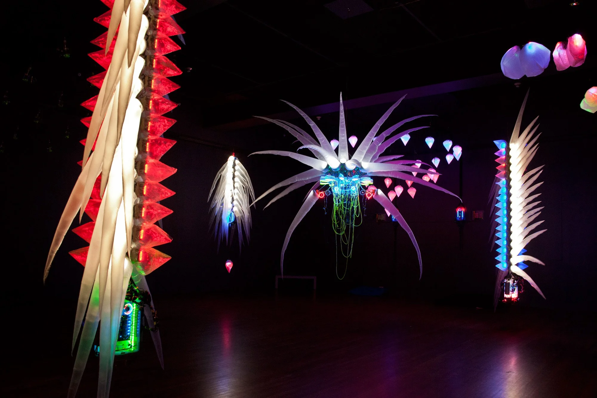 Sculptures VT-34-BTB (Red Angel Eye), VT-36, T-24-L, and VT-34-BTB (Blue Angel Eye) are among the 81 pieces in Huang’s Worcester Museum show; all together, they took him about one year to make. Photo: Steve Briggs
