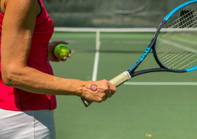 The outer circle turns fully pink when you’ve had enough sun for the day, based on WHO data for sensitive skin. The inner circle moves from white to dark pink (and back) depending on the amount of exposure you’re receiving at any given time.