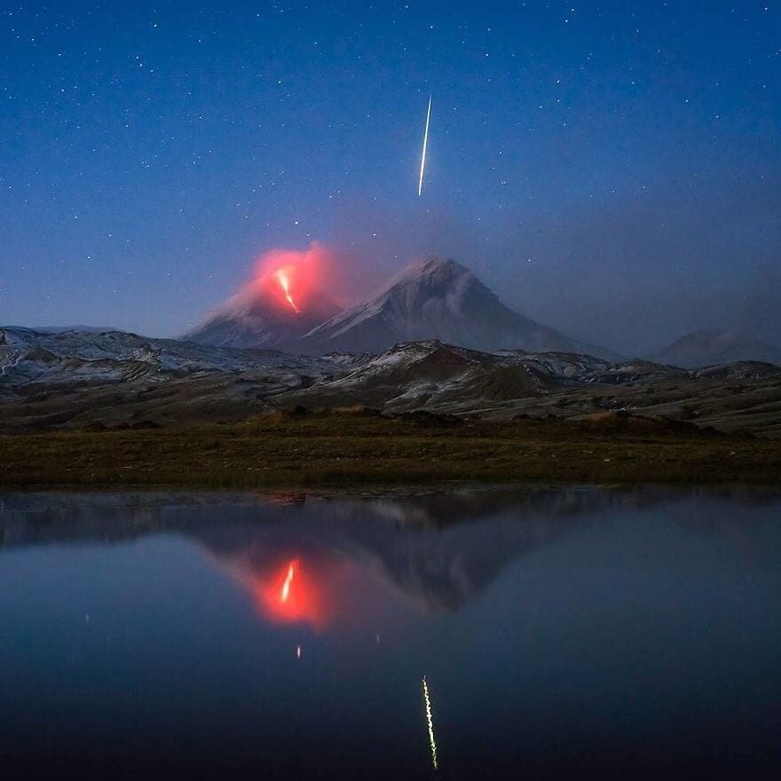 Damn.  That's hot.  A volcanic eruption paired with a flying meteor 💫 Nature is so metal

📷: ? Found uncredited 😕