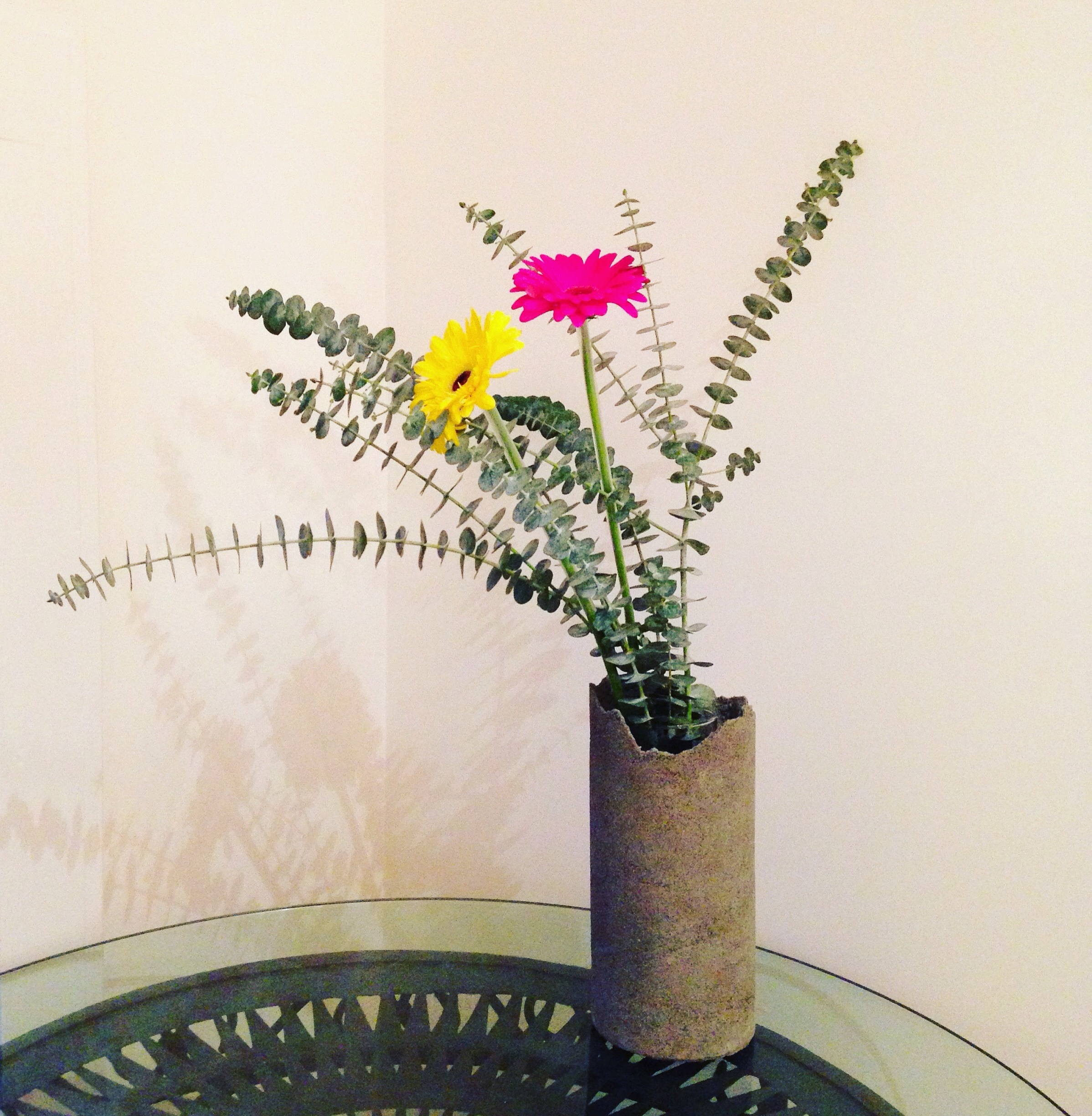 FULO concrete vase with flowers