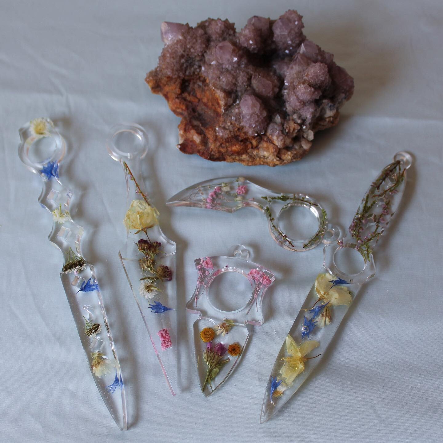 New self defense drop! This one gives me woodland fairy vibes. Also third slide is coming soon&hellip; Franny studio self defense inspired earrings 😩
.
.
#art #aesthetic #cottagecore #selfdefense #supportsmallbusiness #femme #queerart #cutebutdanger