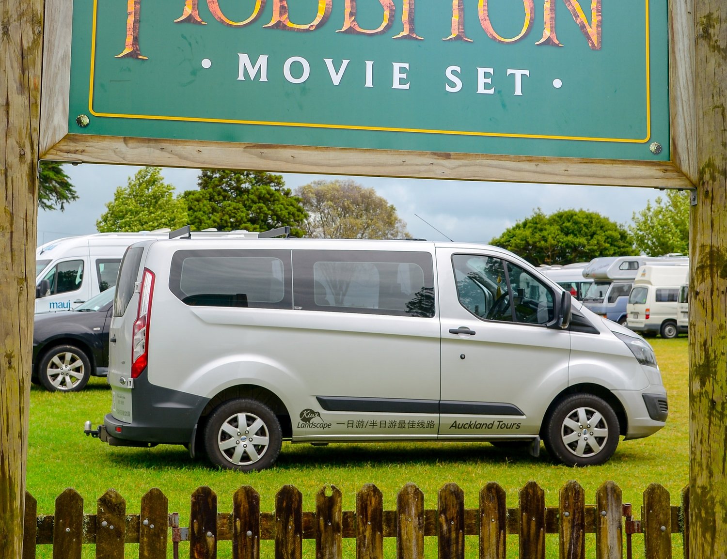 訂製旅遊 包車服務    CUSTOMIZE SERVICE    NZD 800元/每車/每8小時（至多10人）   中英文雙語導遊  我們可以為您設計超值的旅遊路線，帶您深入感受紐西蘭風情  您們也可以自行設計旅遊路線，讓我們幫您實現願望清單  自由 隨性 優質服務