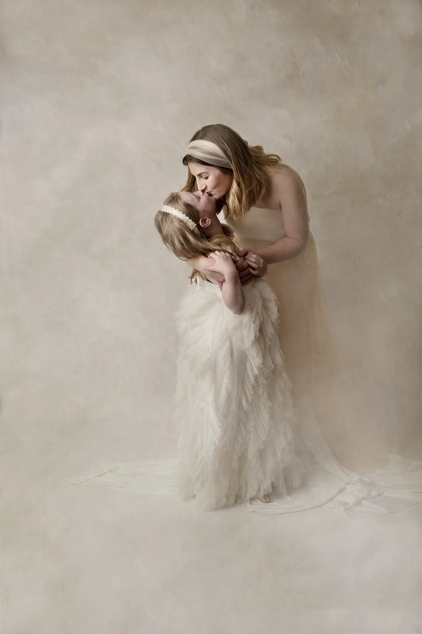 laurenstarr-bendigophotographer-bendigofamilyportraits-familyphotographerbendigo-motherhoodphotoshoot-fineartphotographer-bendigophotographerbendigo-motherdaughterphoto2-10.jpg