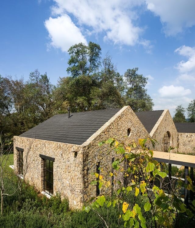 Casa Rancho Av&aacute;ndaro
📍 Valle de Bravo, Edo. de M&eacute;xico
📸 @rafaelgamo 
#ChainSiman en colaboraci&oacute;n con @modomanera 
#arquitectura
#architecture
#arquitectosmexicanos
#mexicanarchitects
#dise&ntilde;o
#design
#modernarchitecture
#