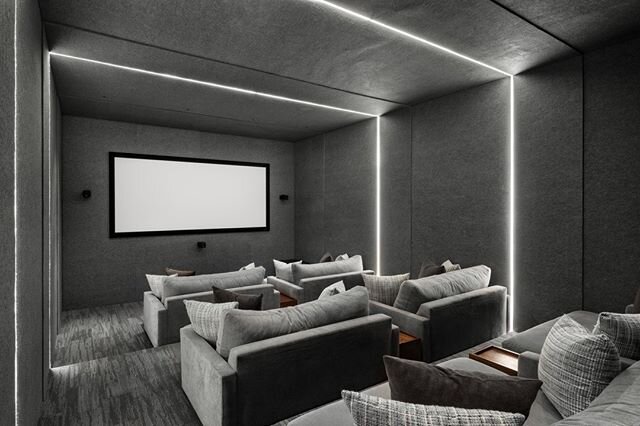 Para esta sala de cine, en casa BSF, la iluminaci&oacute;n fue muy importante; cuenta con luces indirectas a base de luminarias led que emanan del interior de los muros; sus acabados monocrom&aacute;ticos terminan de crear la envolvente del espacio.
