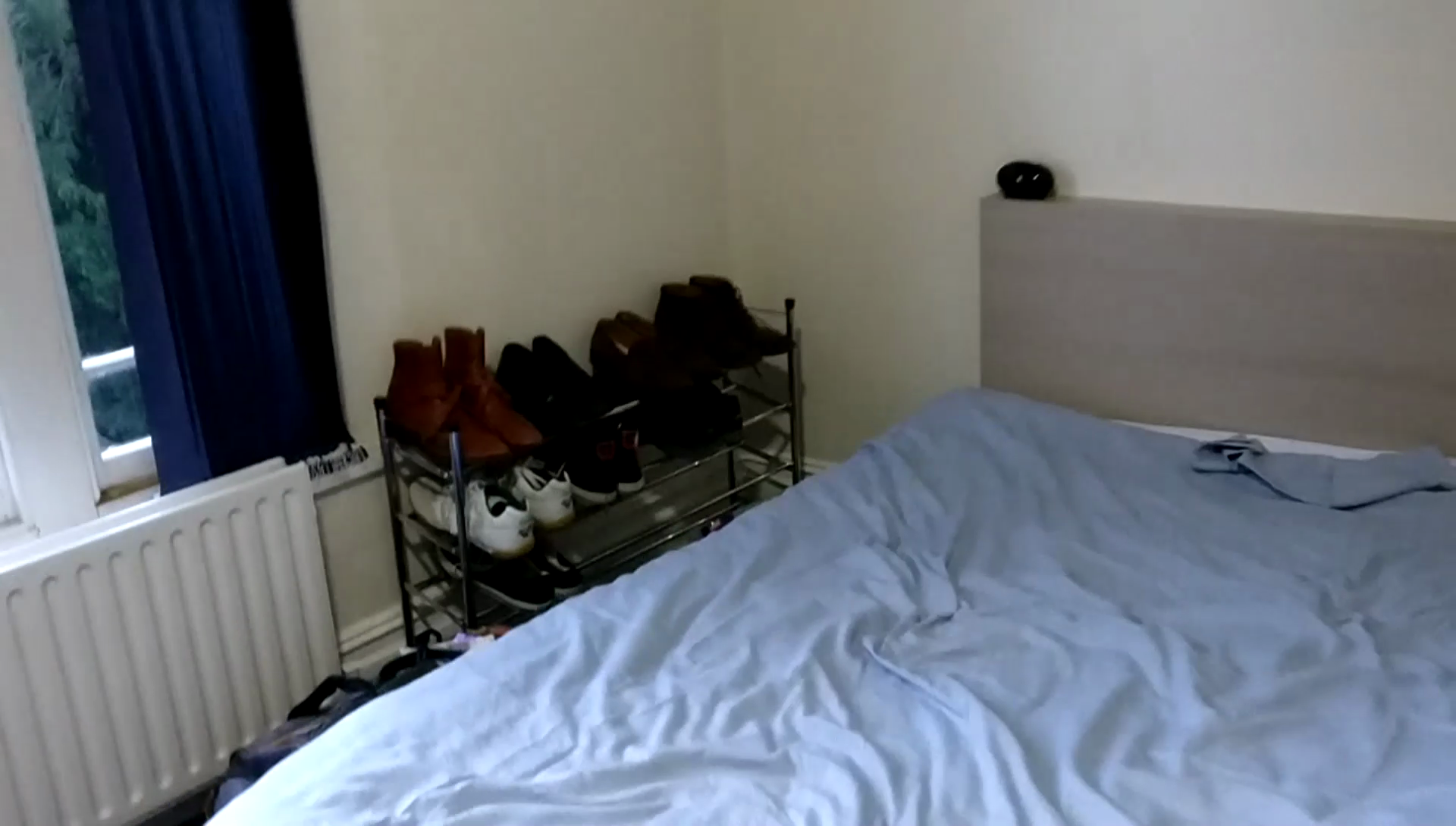 Bed, sans pillow