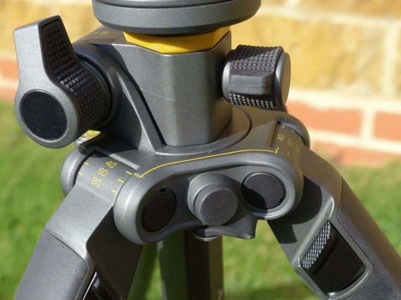 Center column retracted, all locks are tightened but it still can be moved relatilvely easily