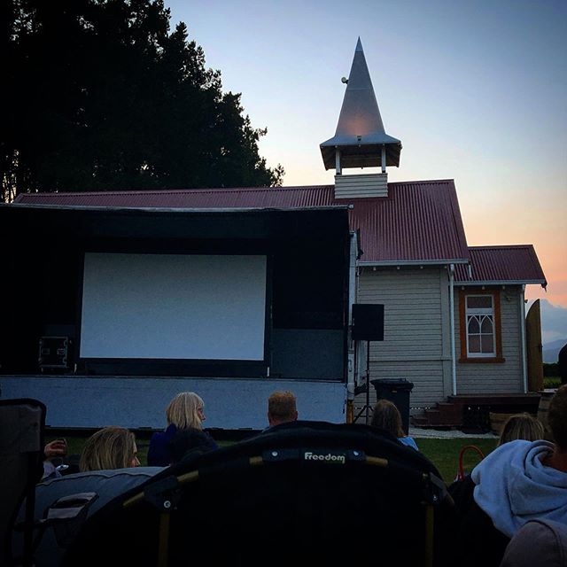 A few pics from our first ever outdoor screening 🌄 Where else but Marlborough! The natural amphitheatre that surrounds @closhenrivineyard iconic cellar door where we interviewed Damien Yvon for the film was perfect 🎬🎟 What a wonderful full circle 