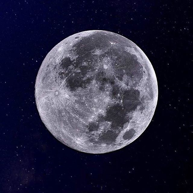 Tonight’s full moon in Aquarius I think I’m going to do things a little differently since aquarians have a talent to think outside of the box! I’m going to exercise that skill by channeling what 5 year old aiyah use to dream and imagine of.Dreams that weren’t limited by fears or if they were reasonable or not but dreams that where visualised as if they’re already happening. Tonight I invite you guys to set fears and limitations aside and think outside the box! When we do this we’re able to open our third eye chakra to new ideas so we can bring them down to our sacral chakra and manifest! So close your eyes and ask the little child within to remind you what you use to dream of when you were a kid!🔮🙏🏻✨ sending everyone lots of love,health and abundance. Sweet Dreams!#myspiritualdiet #aiyah #fullmoon #fullmooninaquarius #aquarius #thinkoutsidethebox