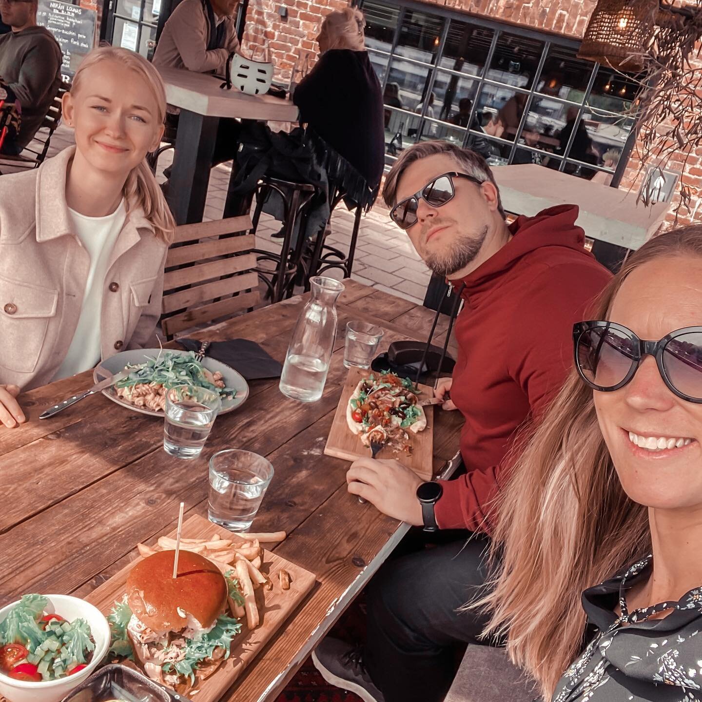 Mik&auml; ihanuus tavata ty&ouml;kavereiden kesken terassilounaalla! 🥳 Ja viel&auml; mahtavampaa samalla toivottaa uusi yst&auml;vyys mukaan joukkoon iloiseen! 🥂 Tervetuloa Sofianna!