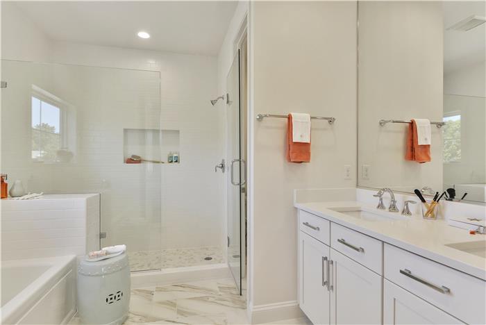 Upper-Level-Owners-Bath-_DSC8535.jpg