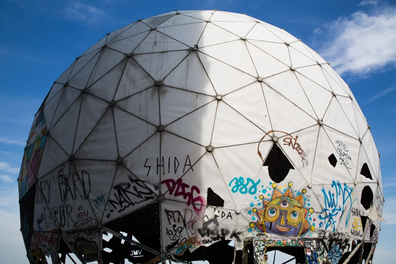 | the NSA was here |
An abandoned NSA spy station used during the Cold War and one of the most fascinating sites I’ve ever visited. Now it looks like Bushwick meets Hunger Games on steroids.
#teufelsberg
(at Teufelsberg Berlin)