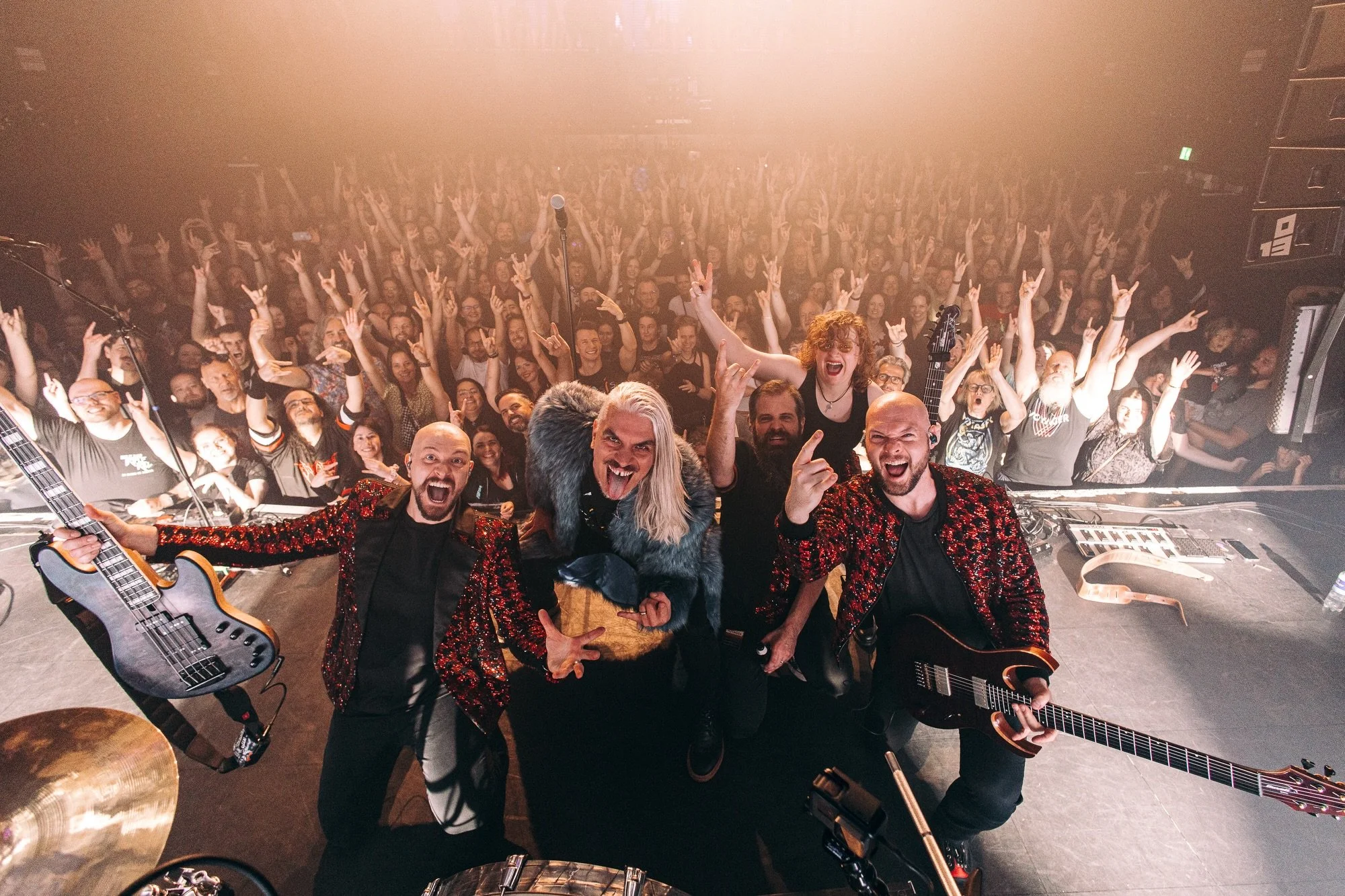 Wowzers! Last night in Tilburg was amazing! Thanks to all the amazing people we met and played for - I had a blast! 🔥❤️ #alexcanionmusic #voyager #tilburg

📸: @knotsandshots