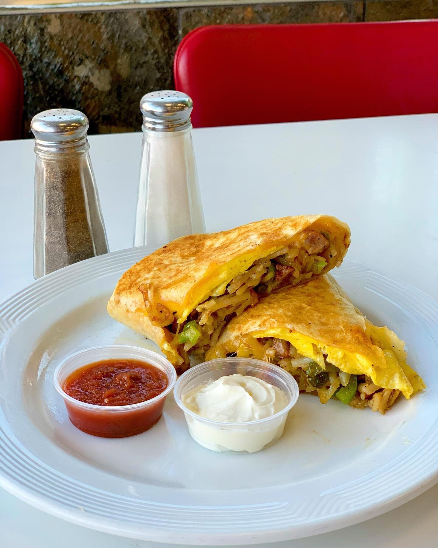 Breakfast Burrito anyone?? 🌯 a filling &amp; delicious way to start off the day! 😋 
 ⠀⠀⠀⠀⠀⠀⠀⠀⠀⠀⠀⠀
This one is from @flynnseats is filled with hash browns 🥔, eggs 🍳 , sausage 🥓, bell peppers 🫑 , onion 🧅 and cheese 🧀 with a side of salsa &amp; 