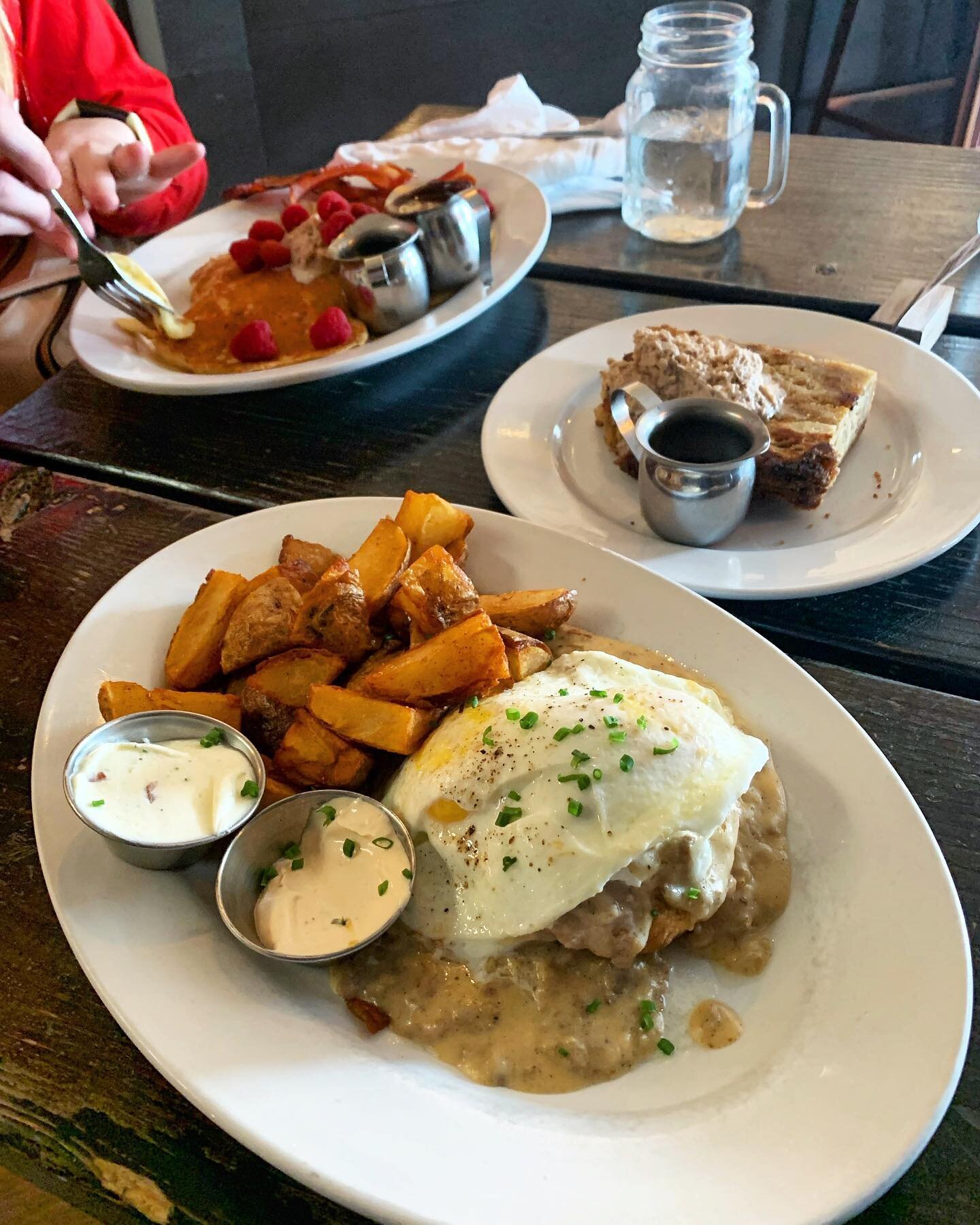 Brunch at @thecopperhen 🤩 can&rsquo;t go wrong!!! 
 ⠀⠀⠀⠀⠀⠀⠀⠀⠀⠀⠀⠀
Some biscuits and gravy 🍳 always hits the spot and the ones from the Copper Hen are no different! 😋 the breakfast potatoes 🥔 are crisp on the outside and soft in the middle.  The br
