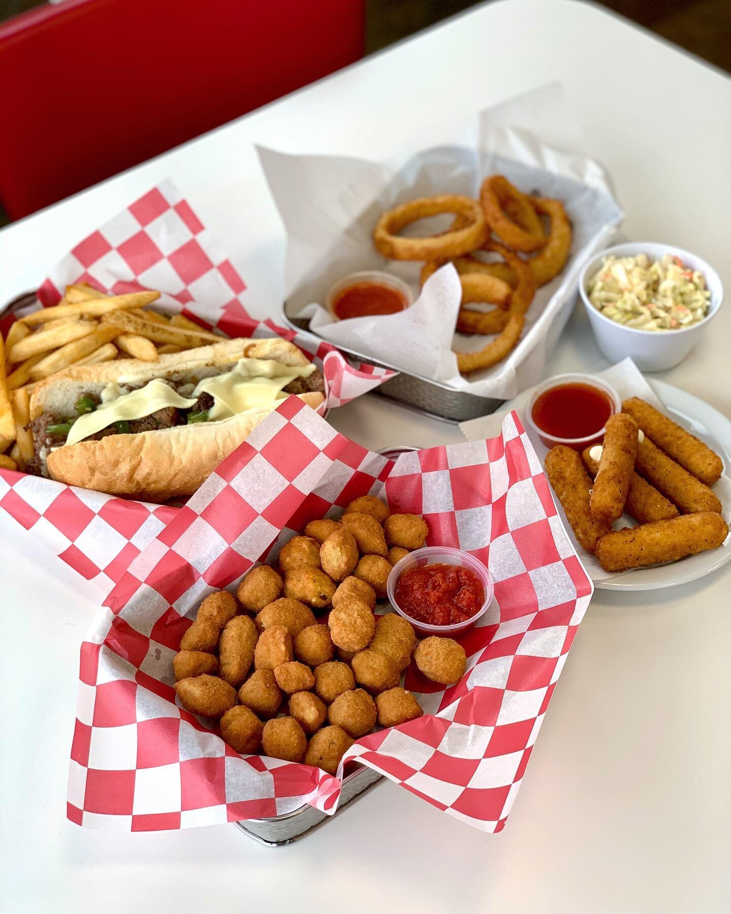 Gang&rsquo;s all here 😩 a beautiful round up of fried okra, a Philly cheesesteak, fries, onions rings, coleslaw and mozzarella sticks all from @flynnseats 😋 You can count me in on this one! I for sure want to me kicking it with this group 🙋&zwj;♀️