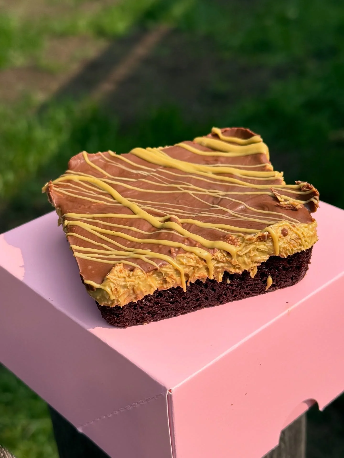 ✨💚 DUBAI BROWNIE 🍫✨ from @crumbl 

📍EXCLUSIVE FIRST LOOK HERE!!
 The unreleased Dubai Brownie: soft, fudgy brownie with a crunchy kataifi and pistachio filling topped with a layer of milk chocolate and drizzled with even more pistachio cream 😋

T
