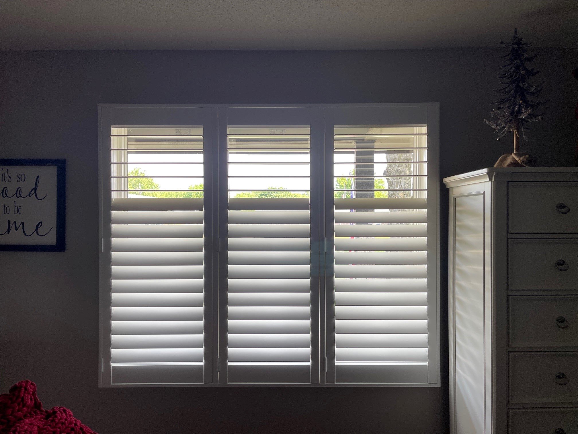  Hunter Douglas NewStyle® Hybrid Shutters with Colonial L Frame and Off-Centered Split Tilt 