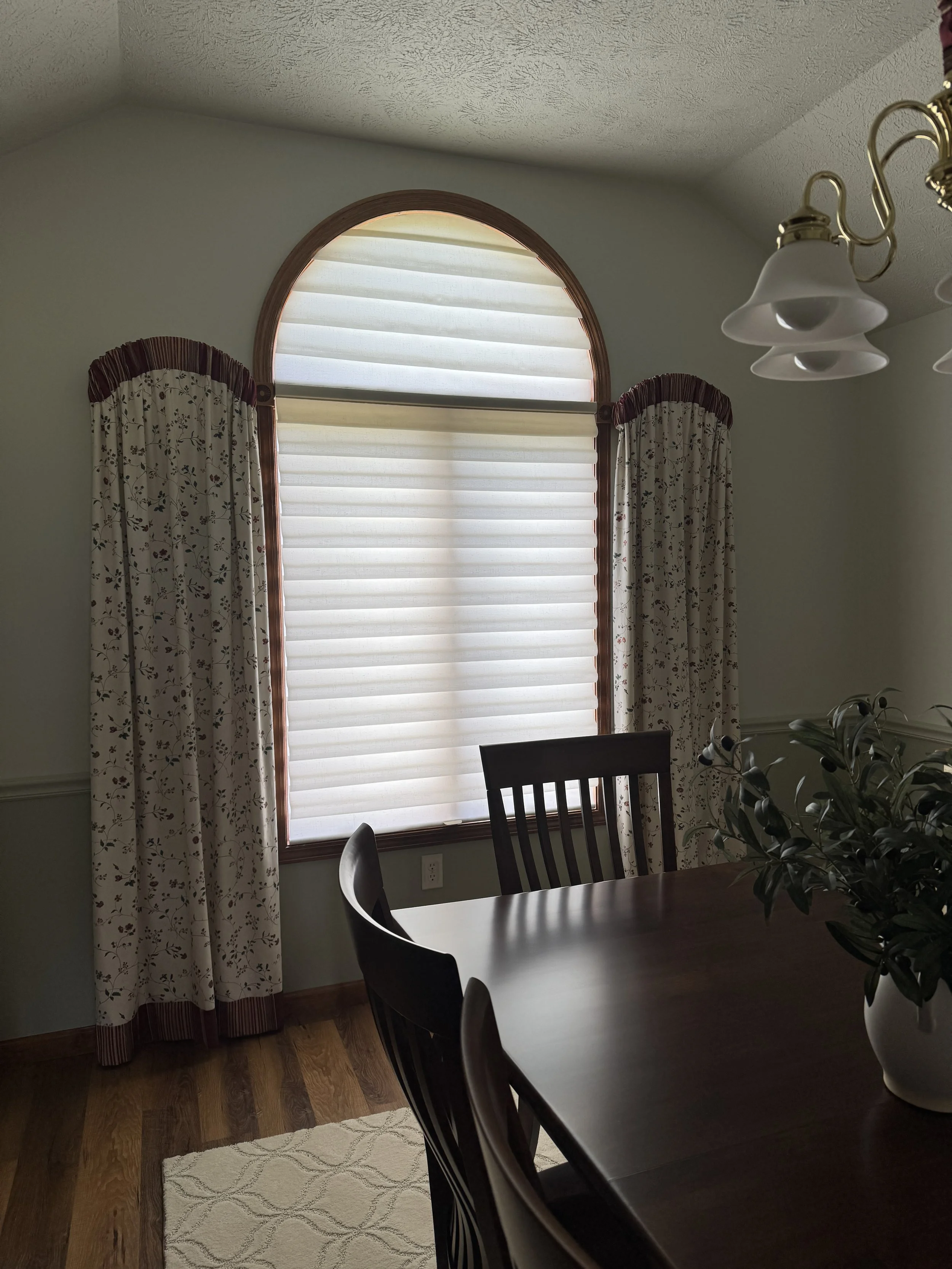  Hunter Douglas offers customized specialty shapes in a variety of products such as Vignette® Modern Roman shades 
