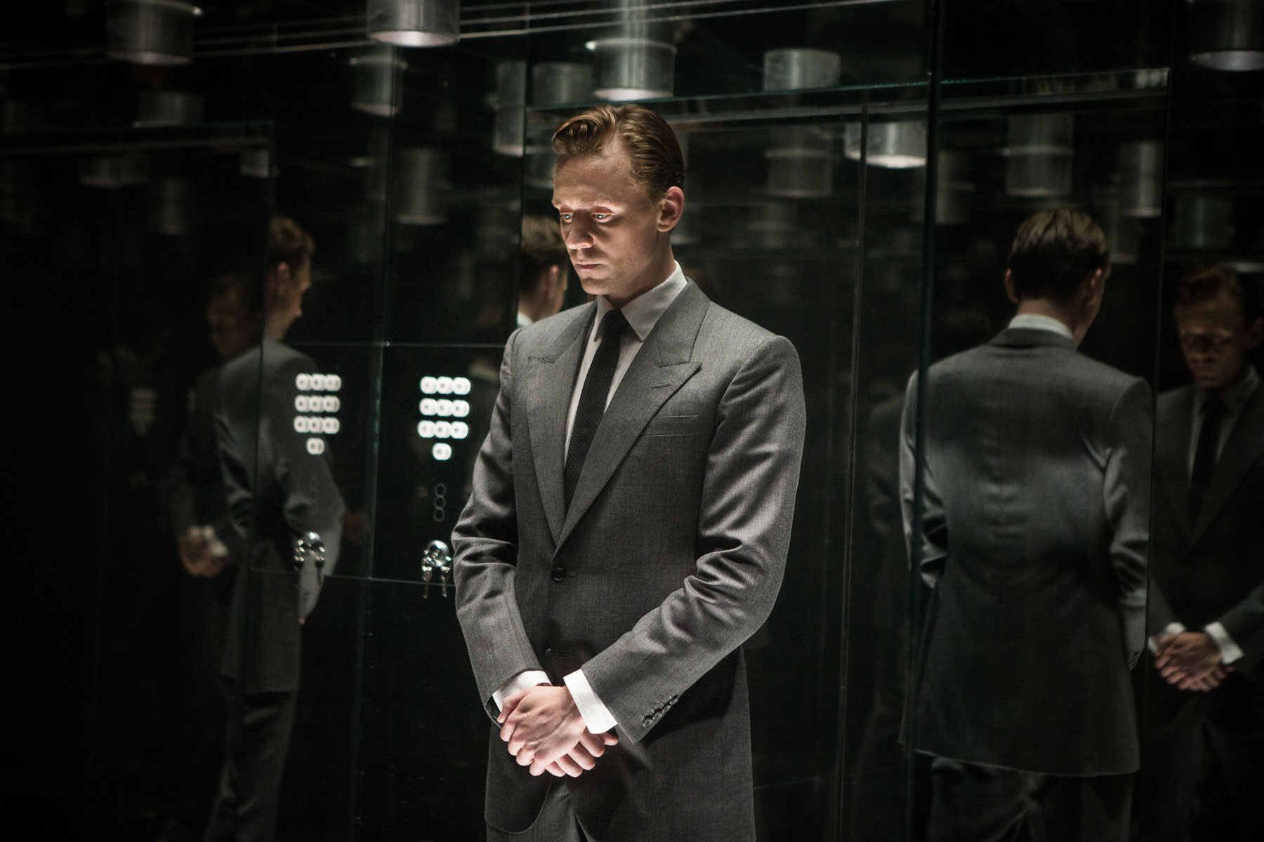 Tom Hiddleston in High-Rise (2015).