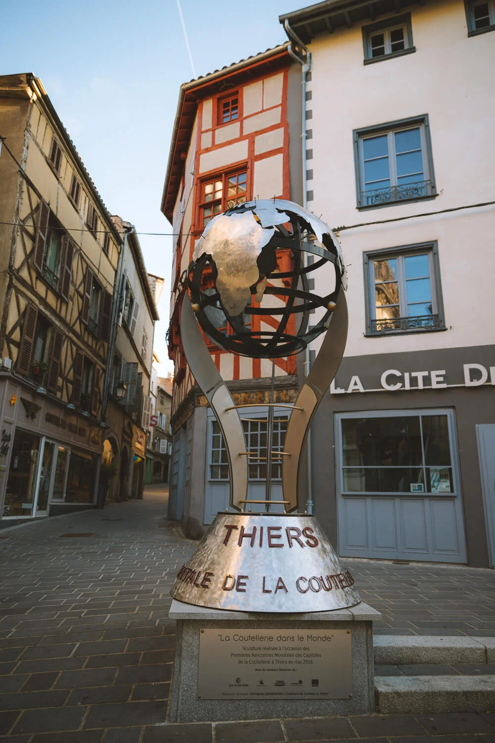 Visiter Thiers, sa cité médiévale et son art de la coutellerie — Blog Voyage Freelensers