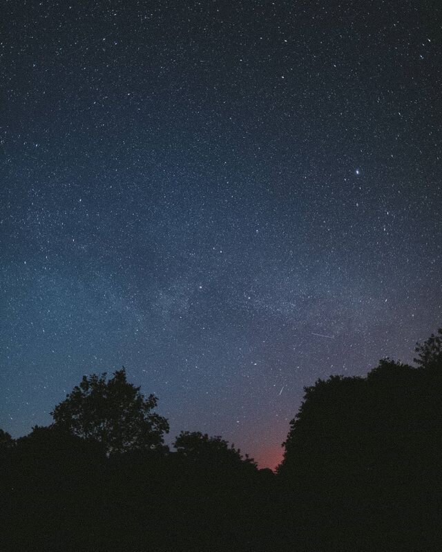 Les jours continuent de s'&eacute;tirer et les &eacute;toiles n'en finissent plus de briller au-dessus du jardin. Ne pas subir de pollution lumineuse depuis chez nous, c'est un vrai luxe ! . 
Les puristes du tr&eacute;pied peuvent hurler, c'est une p