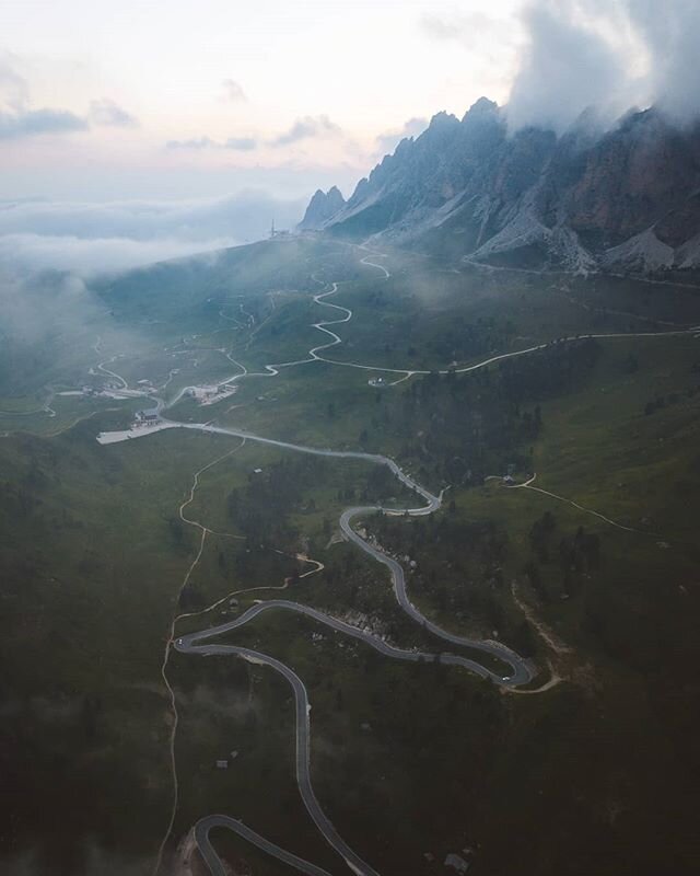 Au bout de la route, il y a quoi selon vous ?
A : une petite cr&ecirc;perie carr&eacute;ment sympa 
B : la mer
C : ta m&egrave;re 
D : la fin du monde puisque la Terre est plate
.
Sachez que la bonne r&eacute;ponse ne fait pas partie de ces propositi